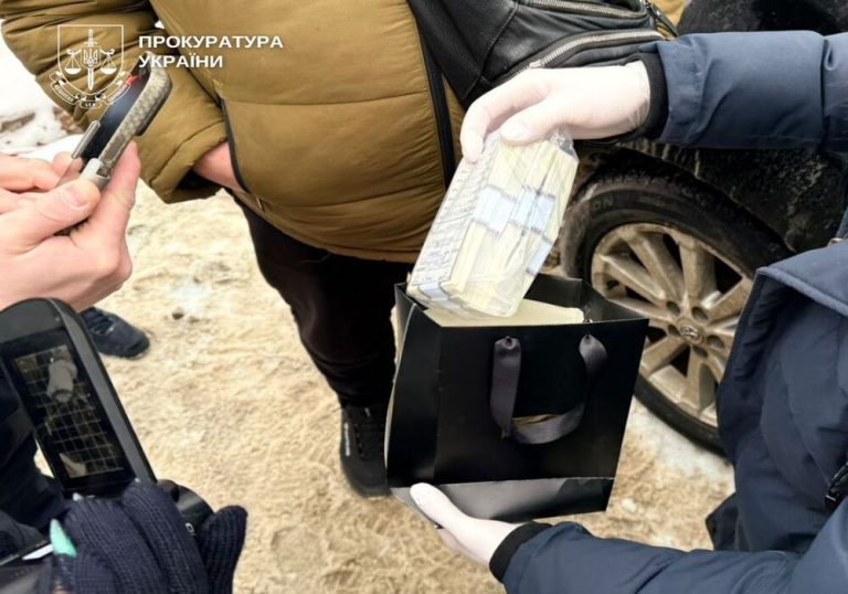 У Києві викрили двох чоловіків, які реалізовували підроблені долари на суму до 100 тис дол