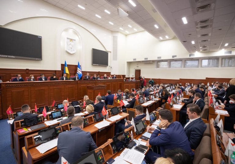 Кличко нарощує виборчі фонди по 15 млн грн на депутата, а школярі сидять без тепла