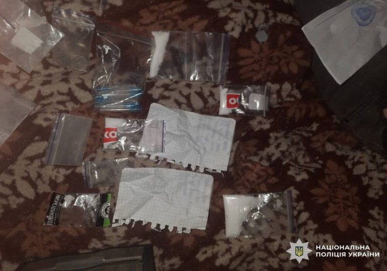 Жінку з Києва судитимуть за продаж наркотиків через вікно квартири на першому поверсі