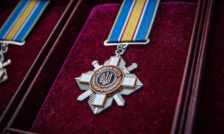 Четверо з Київщини серед перших нагороджених 2026 року: рятували під обстрілами, оперували поранених, навчали й співали для фронту