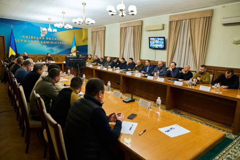 Негода й відключення: Рада оборони Київщини зосереджується на генераторах, дорогах і підтримці громад