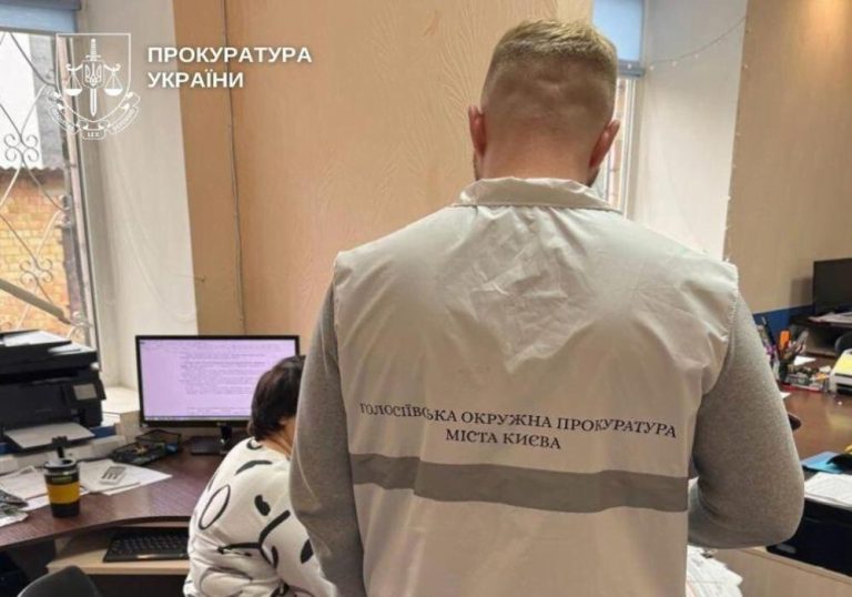 У Києві судитимуть посадовицю Голосіївської РДА за бюджетну переплату 600 тис. грн при закупівлі ноутбуків для шкіл