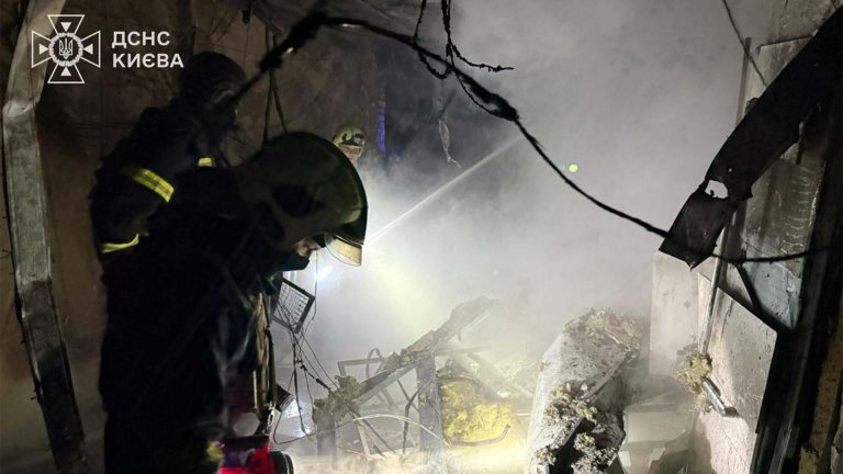 Під час обстрілу Києва в медзакладі на Оболоні загинула одна людина