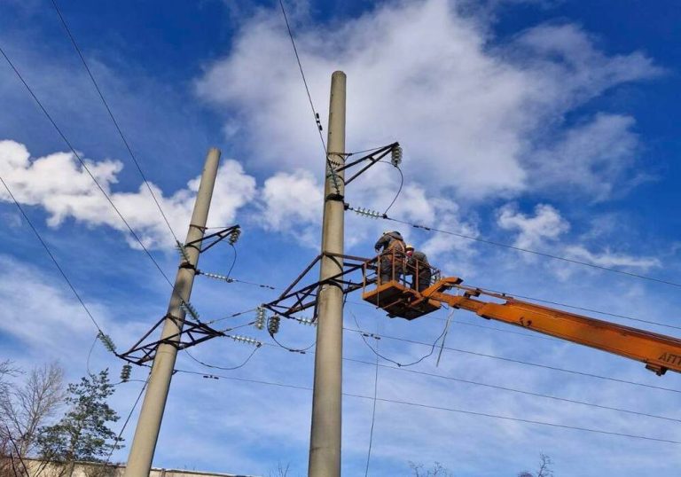 Цілодобові ремонтні бригади повернули світло понад 370 тисяч родин на Київщині