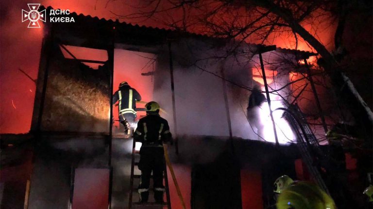 У Києві понад три години гасили пожежу в господарській будівлі на вулиці Миру