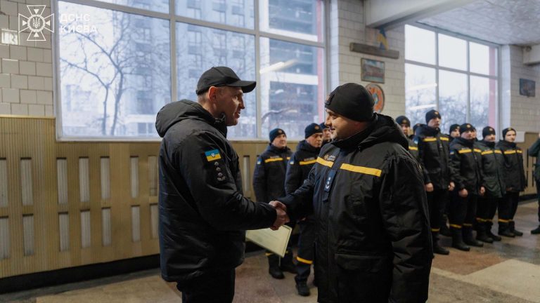 Керівник ДСНС Києва нагородив 30 рятувальників столичного гарнізону державними й відомчими відзнаками
