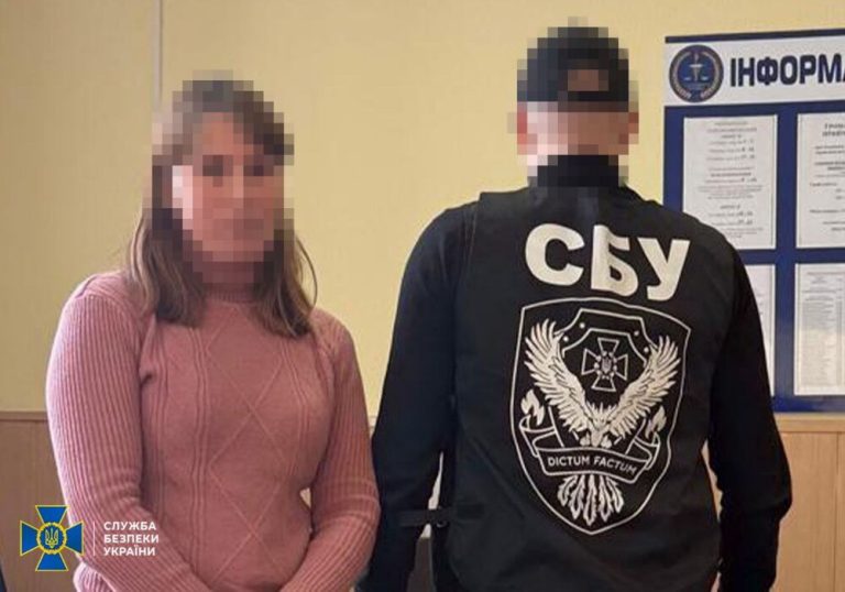 У Києві СБУ викрила секретарку суду, яка просувала російські наративи й виправдовувала агресію рф