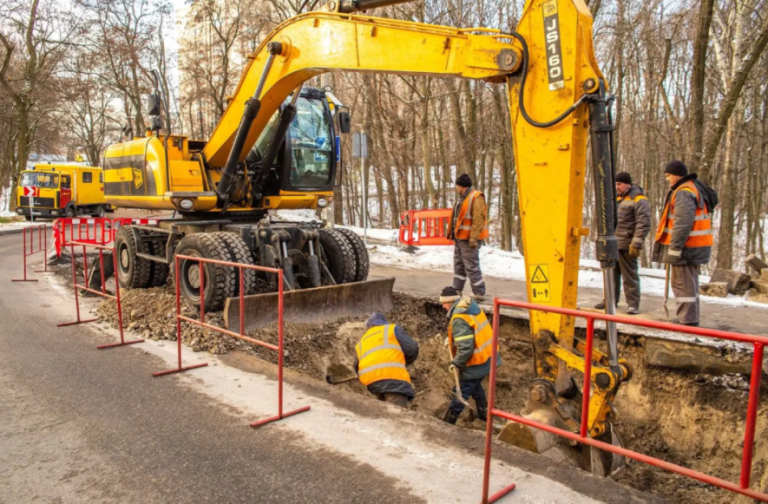 Півдоби в холоді: де в Києві усунули масштабні пошкодження тепломережі