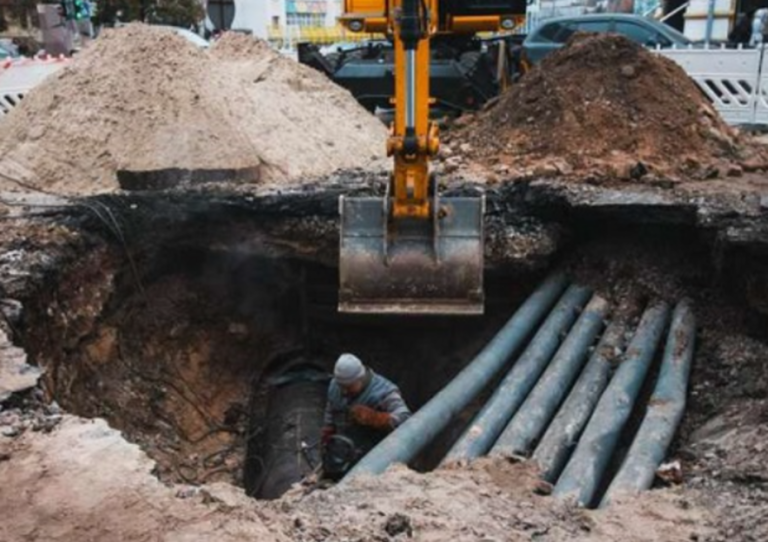 Аварія комунальних мереж у Києві: без води та масова евакуація автівок