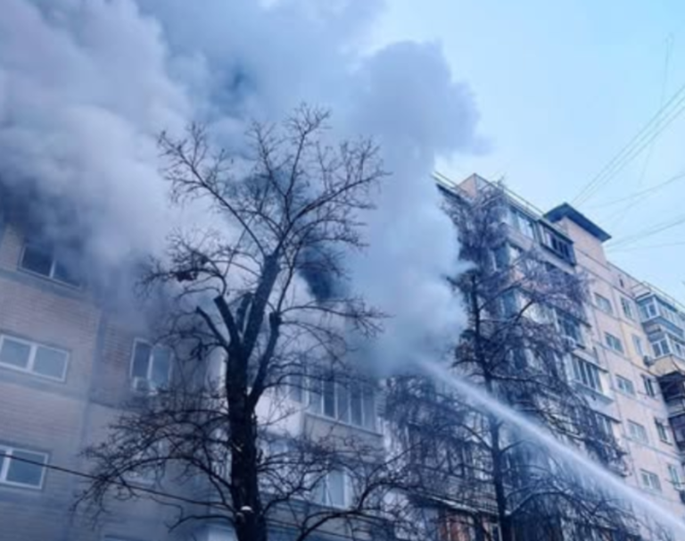 У Києві через сильне задимлення евакуювали людей, рятувальники приборкали фатальну пожежу — ФОТО