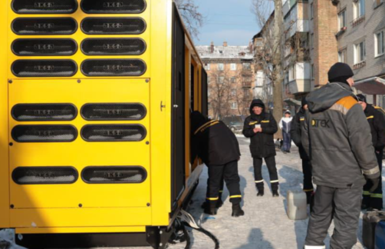 Як рятувальники повертають світло у київські оселі — ФОТО