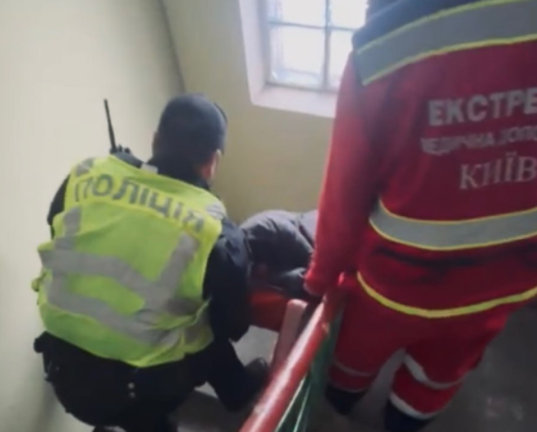 У Києві рятувальники звільнили наляканого чоловіка, який не міг рухатися