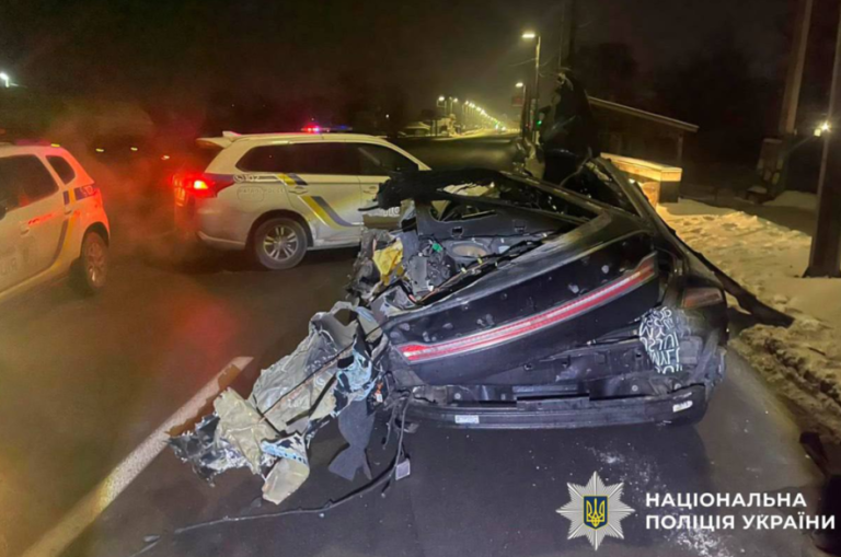 У Києві внаслідок сильного удару загинула людина: автівка розлетілася по дорозі, ФОТО