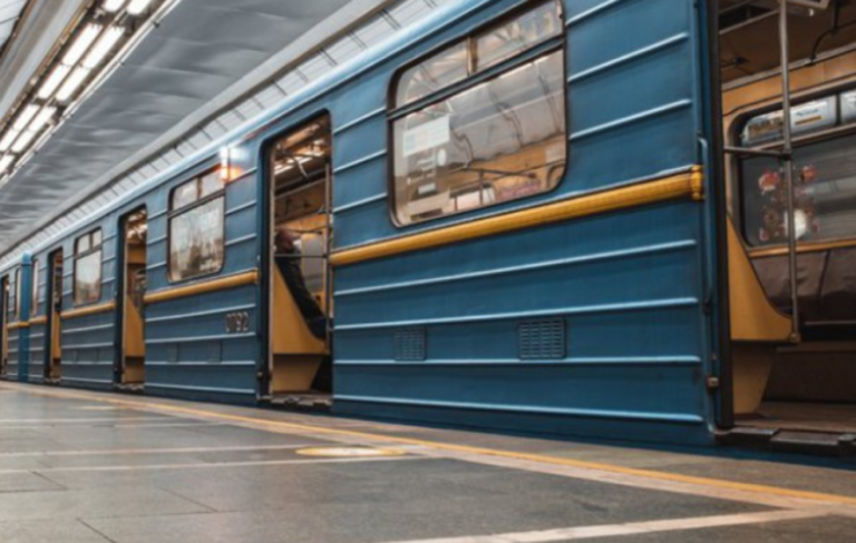 Поблизу метро чоловіку раптово стало зле: поліція Києва встановила причину смерті