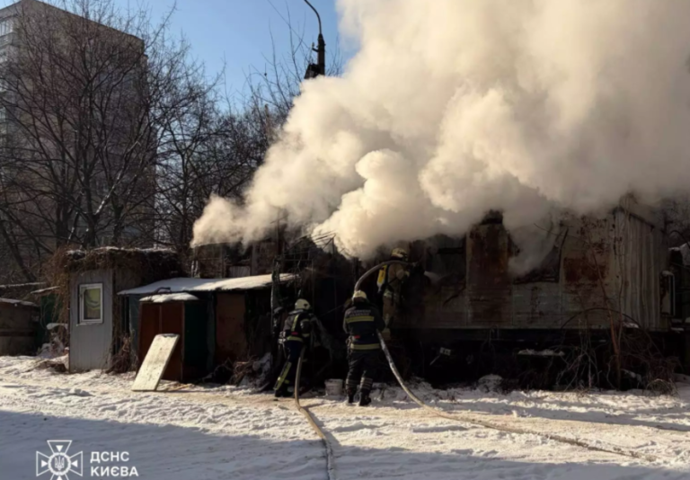Палаючий вагон у Києві: як рятувальники приборкали сильне задимлення — ФОТО