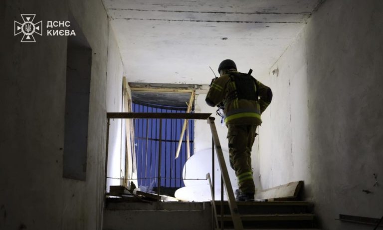У Солом’янському районі Києва уламки ворожого дрона пошкодили житлову багатоповерхівку