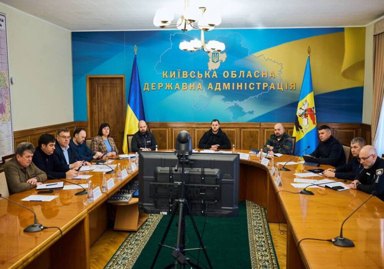 На Київщині понад 2 тисячі родин залишаються без світла, 187 бригад енергетиків працюють над відновленням