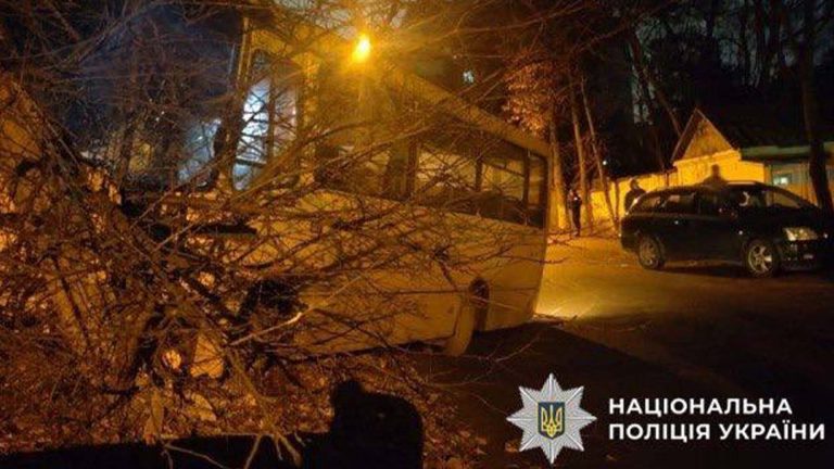 У Києві після викрадення автобуса зловмисник негайно спричинив ДТП