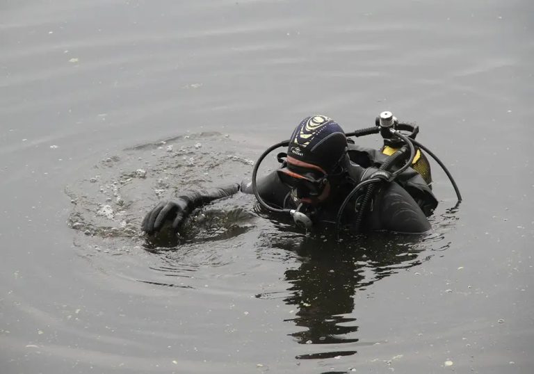 Ризикова спецоперація ДСНС у крижаній воді за −15 °C: водолази ліквідували підтоплення ТЕЦ у Києві