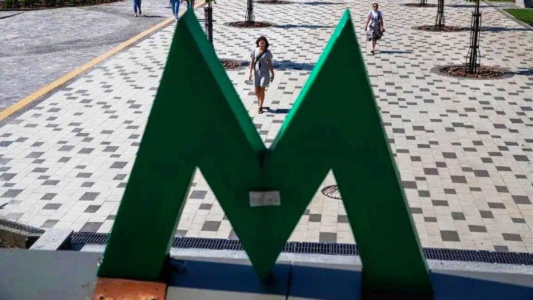 На станції метро «Теремки» в Києві обвалилася частина стелі