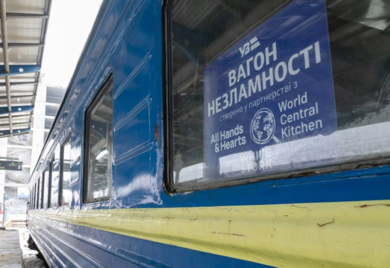 Мобільні пункти незламності: як у Києві рятують людей під час блекауту — ФОТО