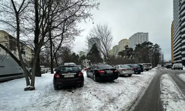 Замість саду — паркінг: у Києві нищать зелену зону