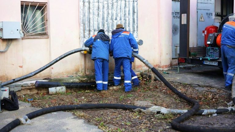 Воду повернули в увесь Київ, проте близько тисячі будинків досі без опалення