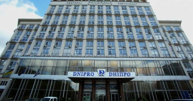 Дим охопив центр Києва: подробиці пожежі в готелі