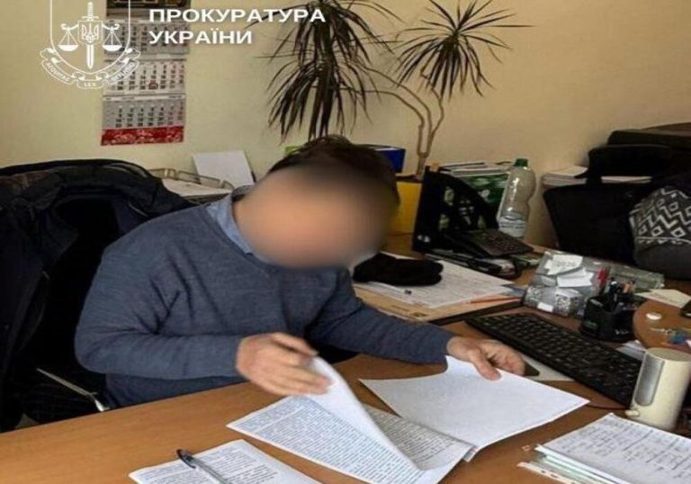 У Києві посадовця ШЕУ підозрюють у переплаті за сіль проти ожеледиці — півмільйона зникли