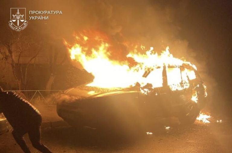 Ревнощі вогнем: у Києві підпал авто суперника обернувся опіками для палія