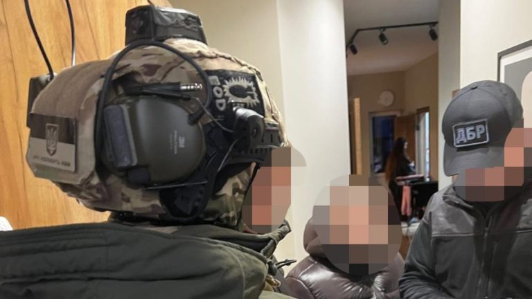 На Київщині ДБР викрило та припинило діяльність групи, що організовувала схему дезертирства, затримано чотирьох підозрюваних