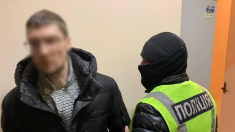 У Києві водій мало не позбавив життя працівника евакуаторної служби
