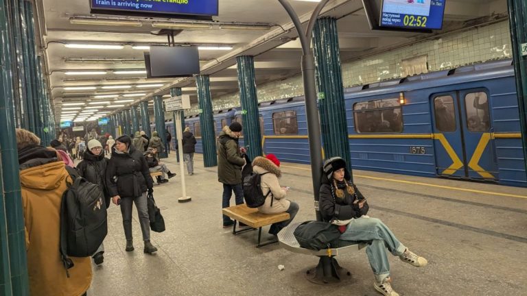 ГО «Пасажири Києва»: в київському метро лавки служать для реклами, а не для людей