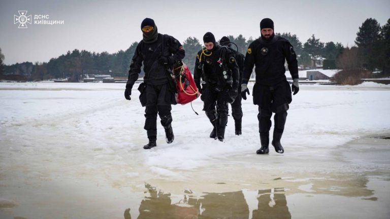Після тижня пошуків на Київському морі рятувальники продовжують шукати водія затонулого УАЗа