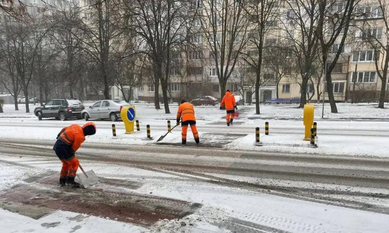У Києві сніг по коліна, а комунальникам не вистачає до 80% штату