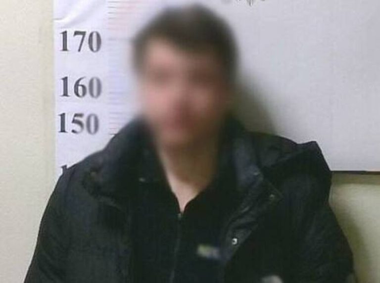 У Києві біля метро «Чернігівська» затримали нападника, який порізав підлітка канцелярським ножем
