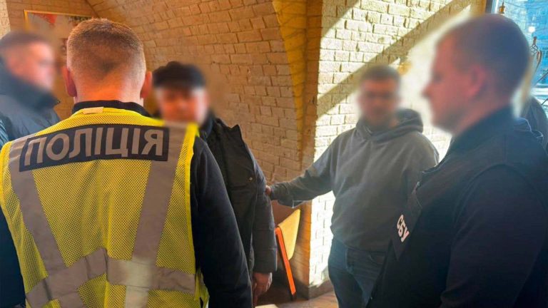 Силовики в Києві затримали депутата з Тернопільщини за вимагання 10 тис. дол. за бронювання