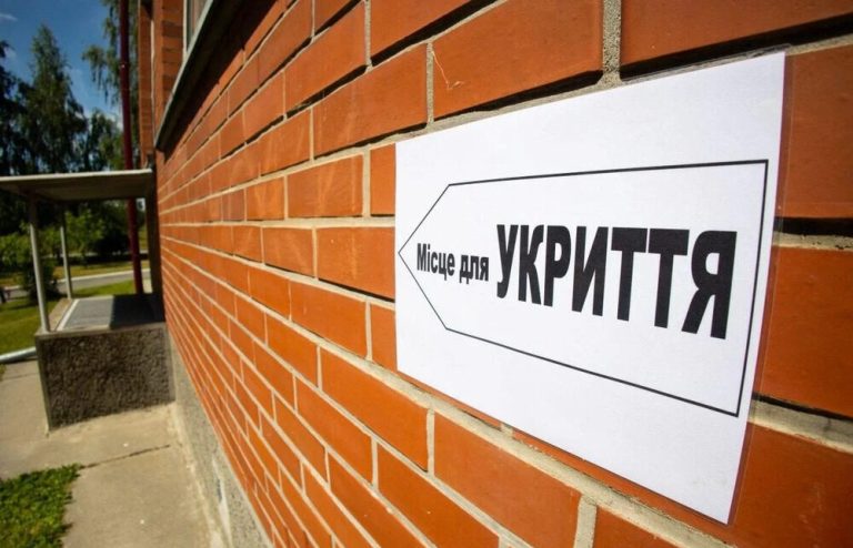 У Києві скандал через заборону мешканцям користуватися укриттям у дитсадку