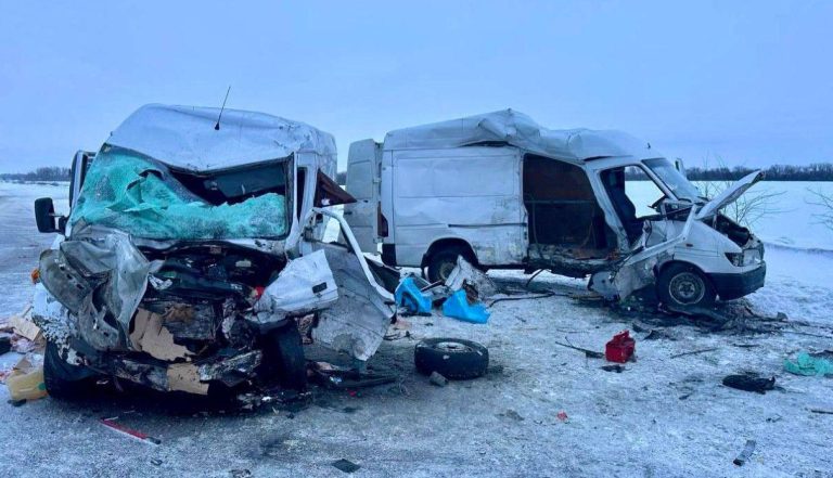 Під Києвом у ДТП загинула пасажирка, двох водіїв госпіталізувала швидка