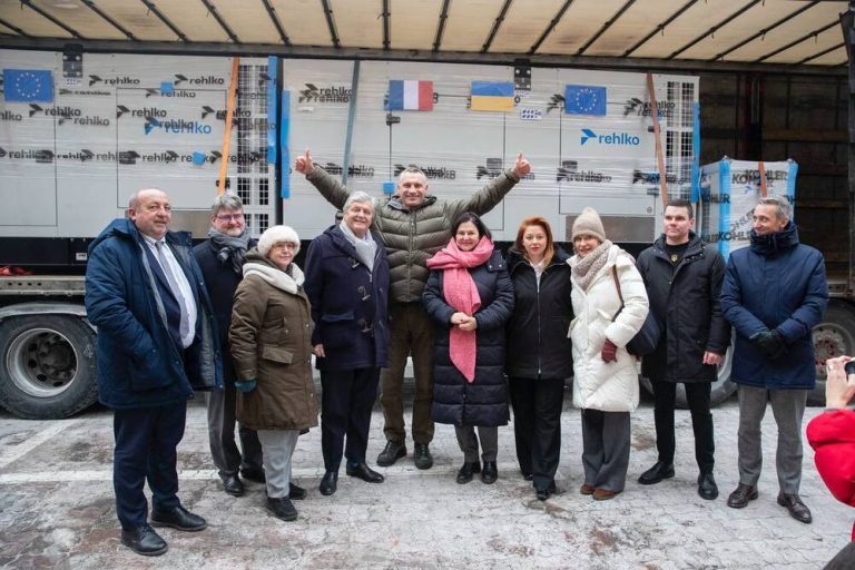 Франція передала Києву 30 потужних генераторів для критичної інфраструктури й житлових будинків
