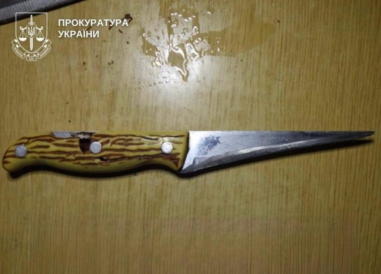 У Києві вкотре затримали жінку, яка за п’ять років вдруге напала на того ж співмешканця з ножем