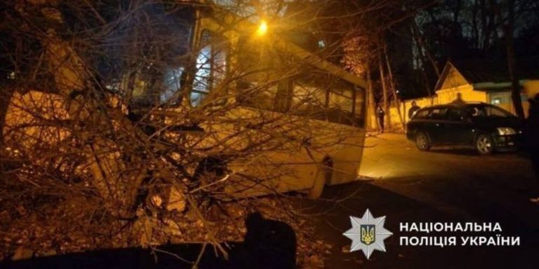 Нетверезий чоловік у Києві угнав автобус і за кілька хвилин спричинив потрійну автокатастрофу