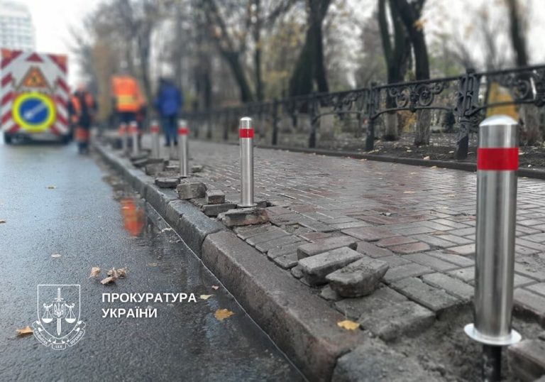 Чиновника з Києва судитимуть за постачання неякісних антипаркувальних стовпчиків
