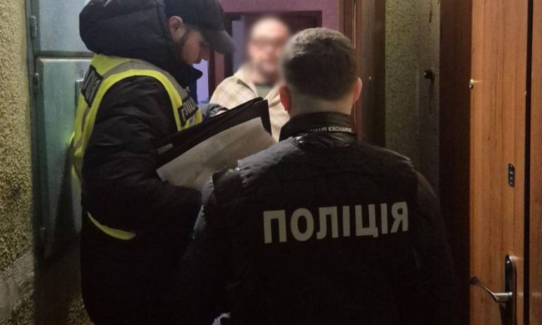 У Києві затримали посадовця Дніпровської РДА, який вимагав $1500 за мовчання про автомати з питною водою
