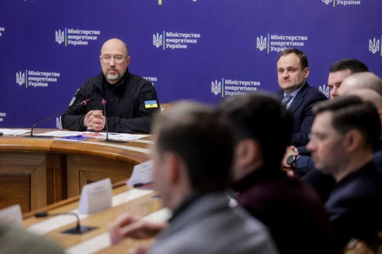 Київ після масованої атаки: електропостачання лише по 3–4 години, 62 бригади енергетиків працюють без перерв