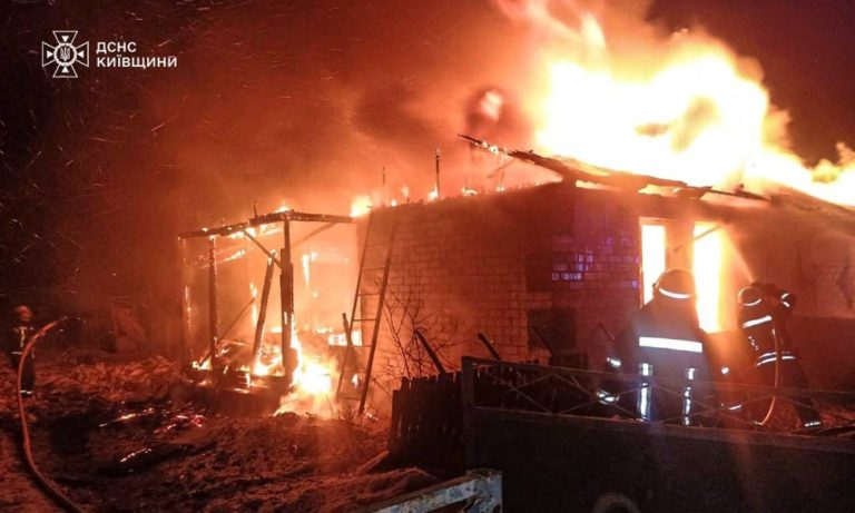На Київщині пожежа за лічені години знищила будинок і забрала життя матері та двох дітей