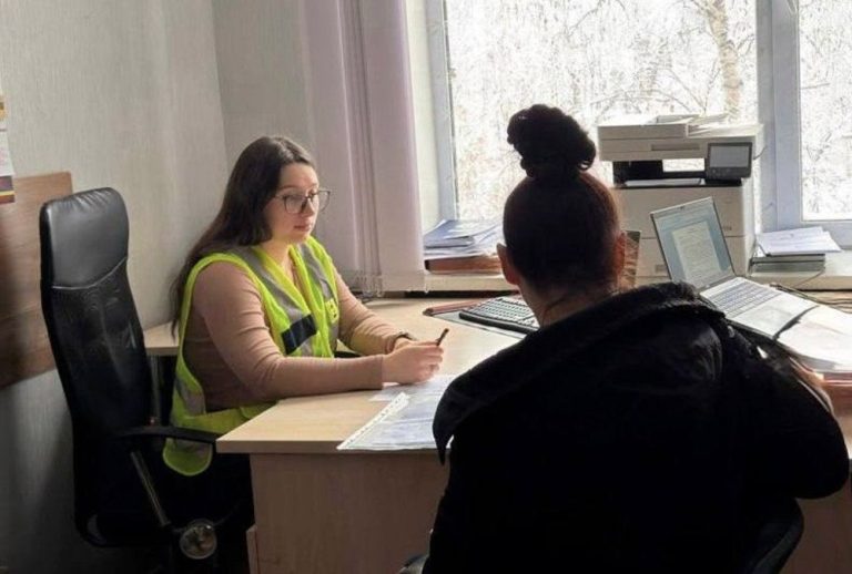 У Києві повідомили про підозру жінці через пияцтво з матір’ю, крадіжки та залишену дитину