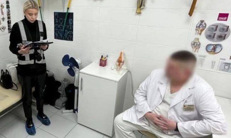 У Києві судитимуть лікаря, який вимагав 30 тисяч за шанс знову ходити пораненому військовому