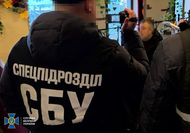 На Київщині викрили мережу продажу «європейських» паспортів і вивезення ухилянтів за $15 тисяч