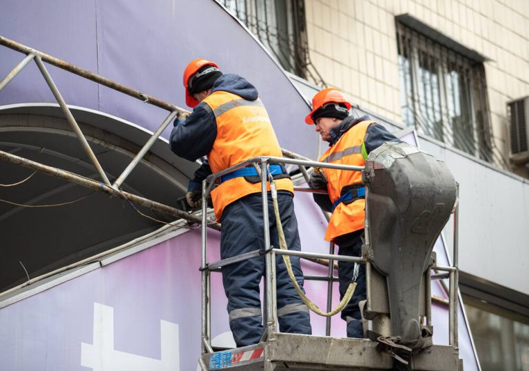Київ стає безпечнішим і чистішим — у січні демонтували понад 1 100 нелегальних рекламних конструкцій